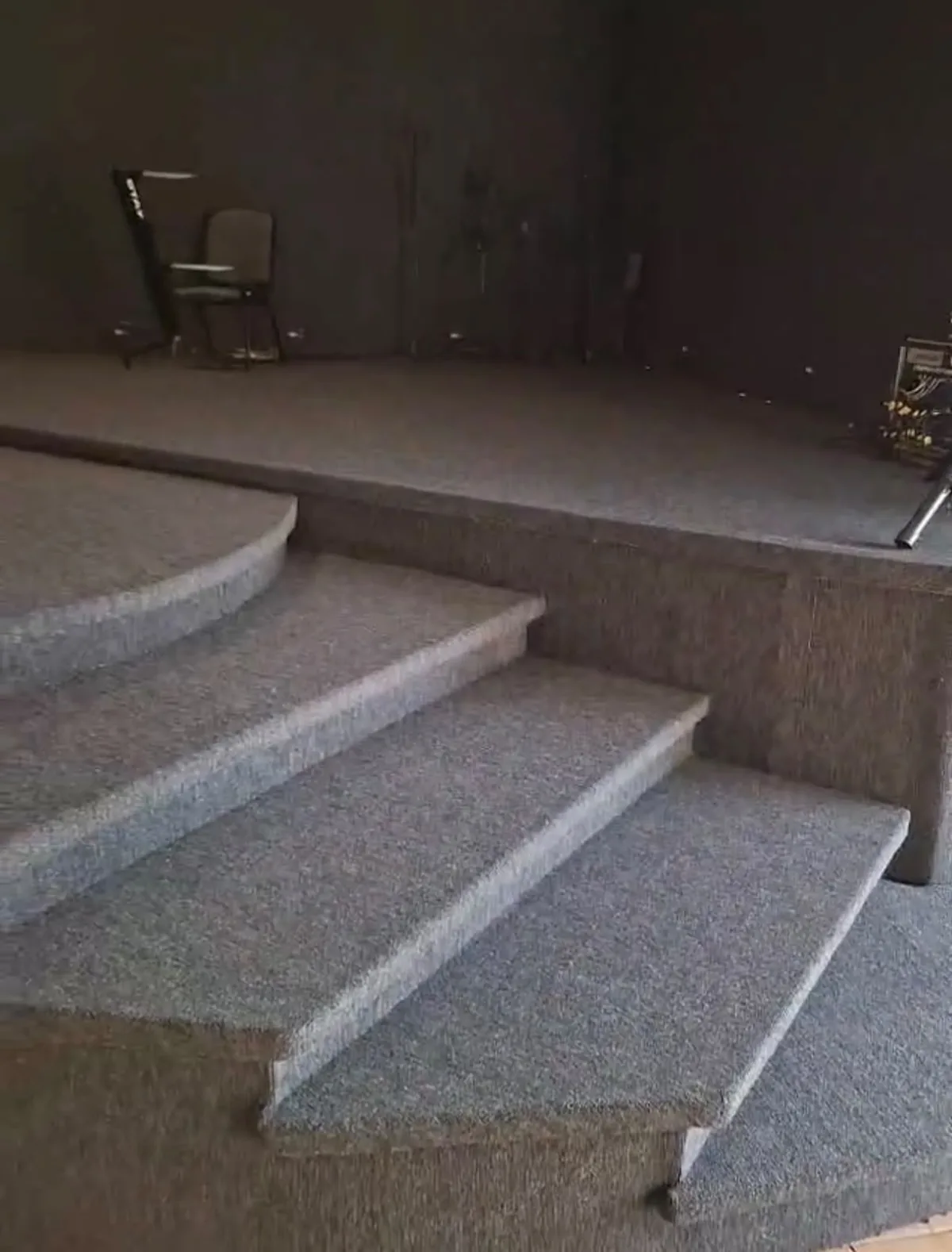 Carpete instalado em escada e palco, projeto Urban Floor
