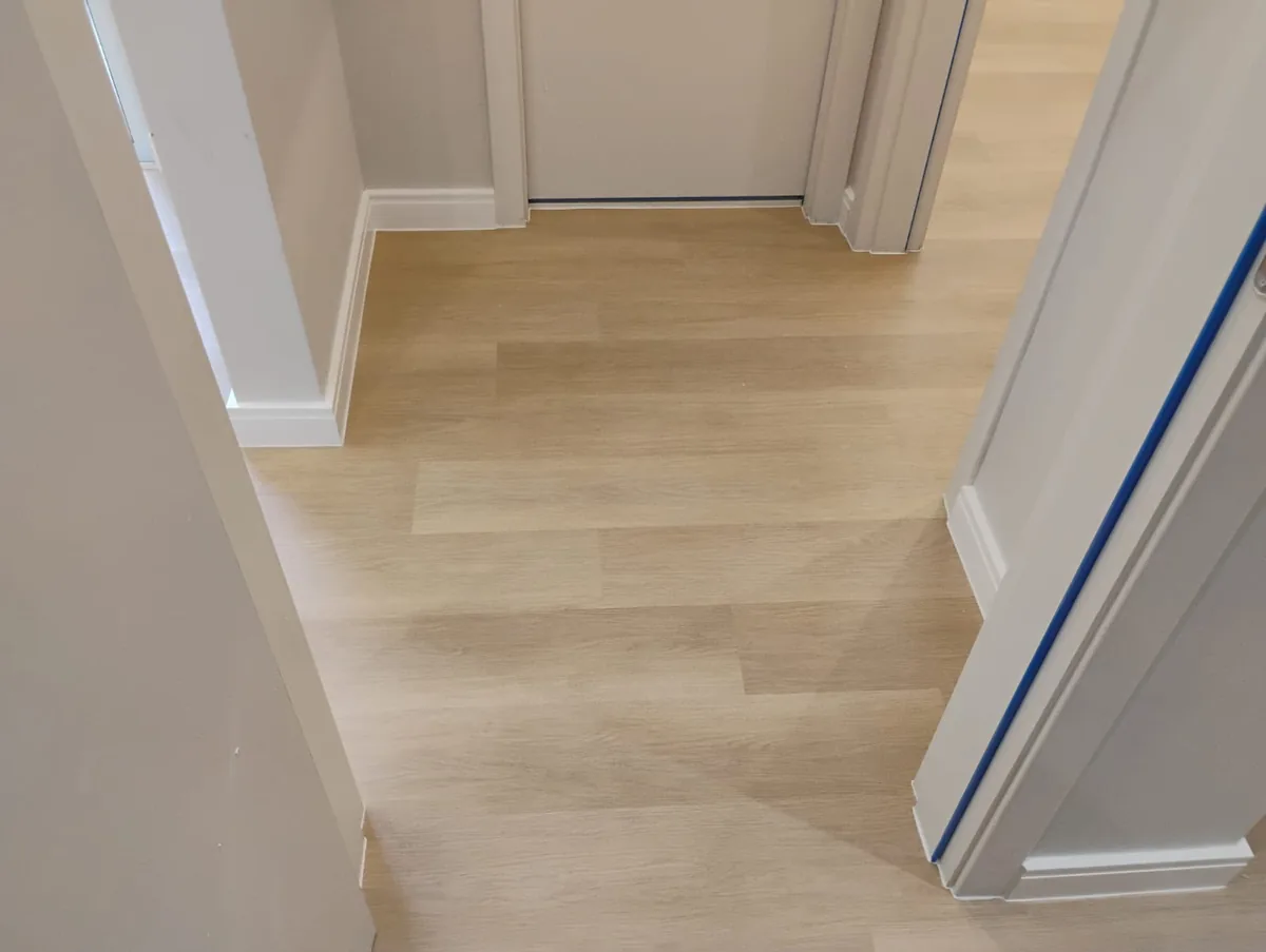 Corredor com rodapé e piso claro, acabamento Urban Floor