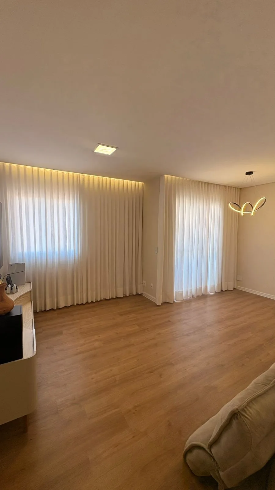 Sala ampla com piso vinílico instalado pela Urban Floor em Hortolândia