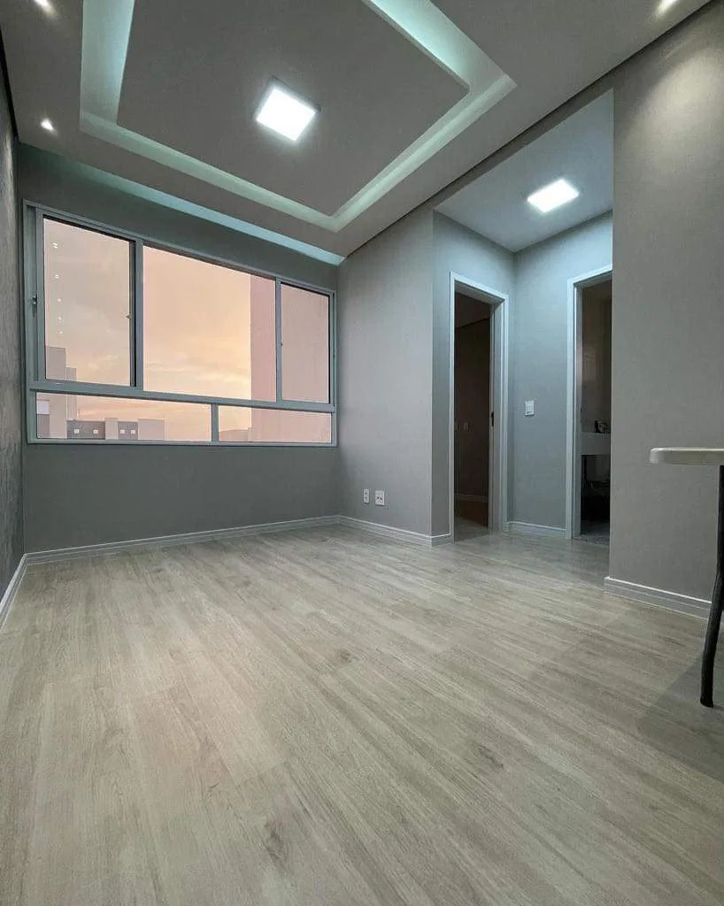 Quarto com piso vinílico e teto rebaixado, projeto Urban Floor em Hortolândia