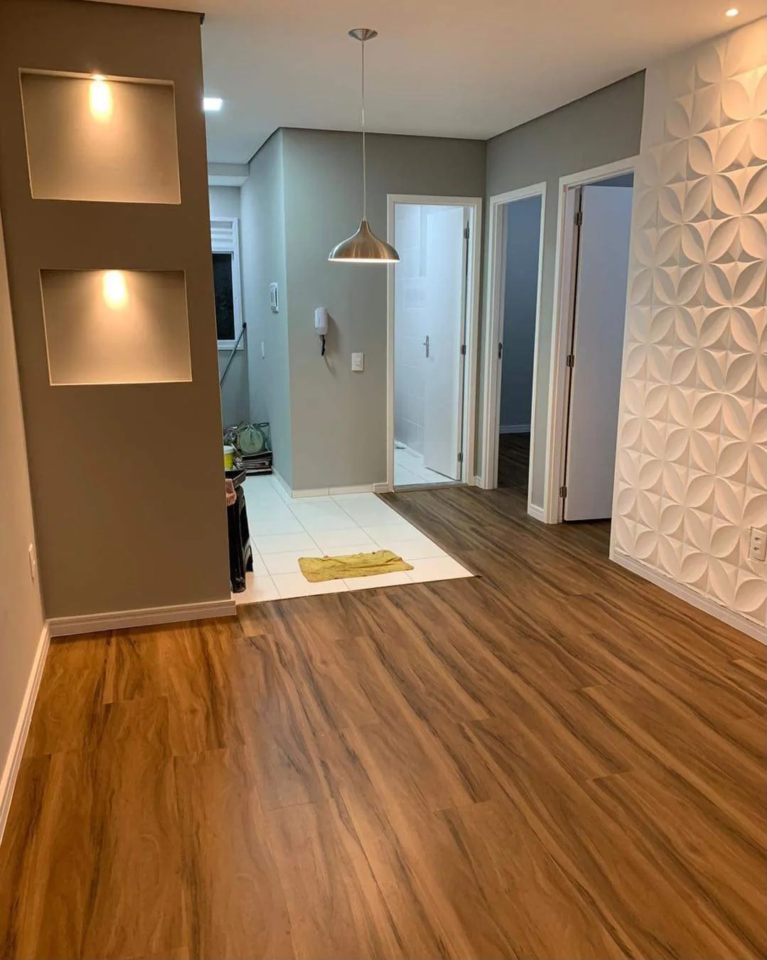 Sala com piso vinílico e parede 3D, projeto Urban Floor em Hortolândia